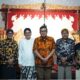 Mohammad Saleh (keempat dari kiri) di Sanggar Rompok Seni Brotosejati, Kelurahan Pakintelan, Kecamatan Gunungpati, Kota Semarang, beberapa waktu lalu. (Dok.)