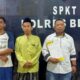 MM (kiri) didampingi keluarga dan pengacara lapor ke Polres Blora. (Heri/beritajateng.tv)