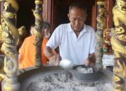 Jelang Imlek, Warga Tionghoa Blora Gelar Tradisi Ayak Abu di Klenteng Hok Tik Bio