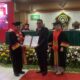Wakil Ketua DPRD Jawa Tengah Mohammad Saleh saat menerima ijazah doktor dari Dekan Fakultas Hukum Unissula Prof. Jawade Hafidz di Ruang Sidang Fakultas Hukum Unissula Semarang. Sabtu, 14 Februari 2026. (Yuni Esa Anugrah/beritajateng.tv)