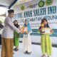 Ketua Badan Koordinasi Lembaga Pendidikan Al-Qur’an (Badko LPQ) Kecamatan Kedungtuban, Adi Kusmanto, menyerahkan hadiah kepada para juara
