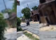Viral! Protes Proyek Tak Transparan, Pria di Blora Ini Bolak-balik Lintasi Jalan Cor Basah