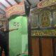 Sesepuh Mushola Bismillah di Kampung Sekayu, Sunar saat menunjukkan ukiran-ukiran kayu yang masih asli sejak jaman Pangeran Diponegoro. (Yuni Esa Anugrah/beritajateng.tv)