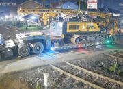 Truk Trailer Tersangkut di Perlintasan Kaligawe, Sebabkan 10 Perjalanan Kereta Alami Keterlambatan