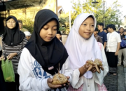 Meriahnya Tradisi Bagi-bagi Ketupat Jembut di Pedurungan Semarang