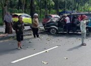 Diduga Tak Konsentrasi, Mobil Kijang Hantam Pohon di JLS Salatiga, Lima Orang Luka-luka