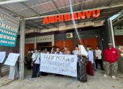 Nekat Beroperasi di Ramadhan, Warga Genuk Segel Toko Miras