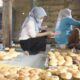 Karyawan pabrik roti rumahan sedang memproduksi roti pesanan MBG. (Heri/beritajateng.tv)