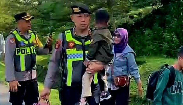 Keluarga pemudik yang turun di KM 457A ruas tol Semarang- Solo saat dievakuasi anggota Polres Semarang, Senin 16 Maret 2026 pagi. (dok. Humas Res.Semarang)