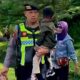Keluarga pemudik yang turun di KM 457A ruas tol Semarang- Solo saat dievakuasi anggota Polres Semarang, Senin 16 Maret 2026 pagi. (dok. Humas Res.Semarang)