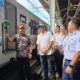 Gubernur Jawa Tengah, Ahmad Lutfi, didampingi Direktur Utama Bank Jateng, Bambang Widyatmoko, saat melepas keberangkatan warga yang mengikuti program balik rantau gratis menggunakan kereta api di Stasiun Tawang Semarang, Jumat 27 Maret 2026. (Bank Jateng)