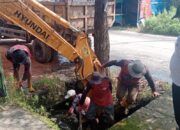 Respons Cepat Aduan Warga, Pemkot Semarang Keruk Sedimentasi Saluran Air di Gajah Raya
