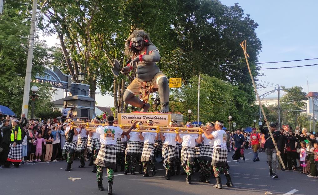 Sebanyak 32 kontingen dengan total 1.500 peserta memeriahkan Karnaval Seni Budaya Lintas Agama Pawai Ogoh-ogoh di Semarang, Minggu, 26 April 2026. (Ellya/beritajateng.tv)