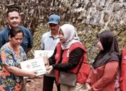 Longsor Terjang Dua Rumah di Kebondowo, PMI Banyubiru Salurkan Bantuan Sembako