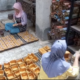 Para pekerja Java Kriya Craft yang berlokasi di Dusun Glendang, Desa Watuagung, Kecamatan Tuntang. (Bowo Pribadi/beritajateng.tv)