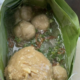 Foto beredar menunjukkan bakso yang dikemas menggunakan daun pisang, pengganti plastik. (X/@tanyarlfess)