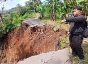 Viral! Detik-detik Jalan Dusun Kirang Putus Terseret Longsor, Akses Warga Lumpuh Total