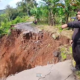 Jalan utama penghubung Dusun Kirang, Desa Sukorejo, Kecamatan Suruh, Kabupaten Semarang, terputus total akibat longsor yang terjadi pada Rabu, 15 April 2026 pagi. (Bowo Pribadi/beritajateng.tv)