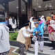 Sebanyak 160 calon jamaah haji Kabupaten Semarang yang tergabung dalam kloter 22 diberangkatkan dari Pendopo Rumah Dinas Bupati Semarang, Ungaran, menuju Asrama Haji Donohudan, Senin, 27 April 2026. (Bowo Pribadi/beritajateng.tv)