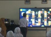 Serasa Main Game, Siswa SMP di Blora Makin Betah Belajar Pakai Smartboard Bantuan Presiden