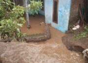 Tanggul Sungai Legi Jebol, 13 Rumah di Desa Rowoboni Banyubiru Semarang Terendam Banjir