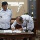 Sekda Kota Salatiga definitif, Muthoin menandatangani Perjanjian Kinerja, disaksikan Wali Kota Salatiga, Robby Hernawan, di ruang kerja Wali Kota Salatiga, Rabu 1 April 2026. (ISTIMEWA)