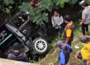 Sopir Kehilangan Kendali di Tikungan, L300 Pikap Terjun ke Dasar Jembatan di Salatiga
