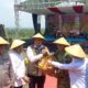 Panglima Kopassus Letjend TNI Djon Afriandi serahkan hasil panen jagung ke Dirut Bolog Ahamad Rizal Ramdhani. (Heri/beritajateng.tv)