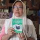 Supriyatun saat menunjukkan buku panduan manasik haji miliknya. (Yuni Esa Anugrah/beritajateng.tv)