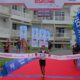 Salah seorang peseeta Semarang Mountain Race (SMR) 2026, Julio Badayu menyentuh garis finish untuk kategori 50K di The Wujil Resort & Conventions, Sabtu 11 April 2026. (Bowo Pribadi/beritajateng.tv)