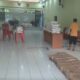 Petugas Kelurahan Cepu, membersihkan kantor akibat terendam banjir. (Heri/beritajateng.tv)
