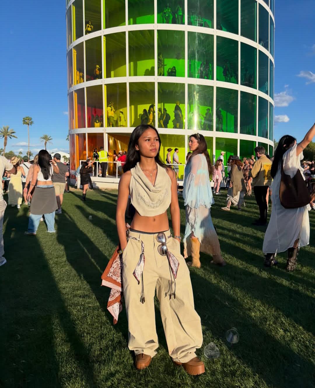 Contoh outfit menarik bergaya streetwear untuk acara Coachella 2026. (Instagram @_alexandramarasigan)