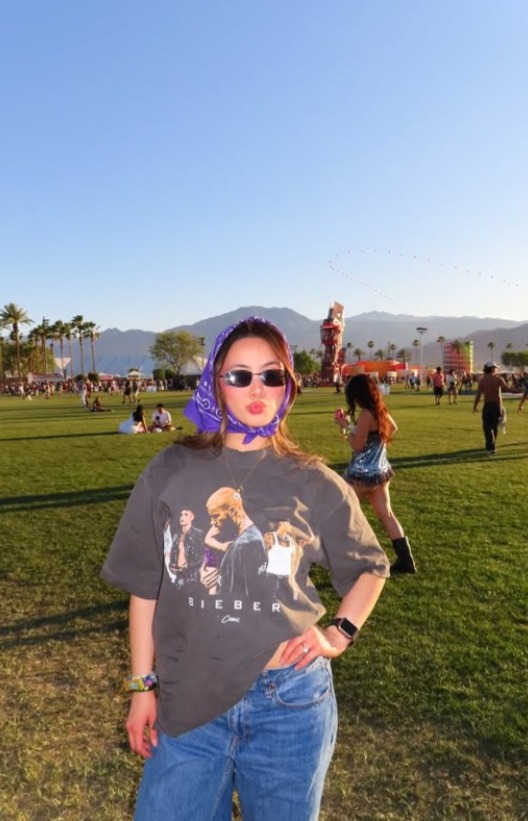 Contoh gaya denim menarik di acara Coachella 2026. (Instagram @kaylenetalens)