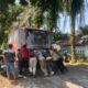 Warga saat bergotong royong mendorong bus Trans Jateng ke pinggir jalan setelah terbakar di sekitar jalan S. Parman Gajahmungkur. Sabtu, 18 April 2026. (Yuni Esa Anugrah/beritajateng.tv)