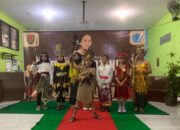 Tampil dengan Ular Peliharaannya, Siswa SD Ini Menang Lomba Fashion Show di Sekolahnya