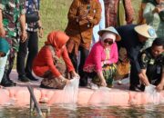 Aksi Kartini di Blora: Tebar 2.000 Benih Ikan hingga Tanam Pohon di Waduk Randugunting