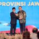 Menteri Koordinator Bidang Pemberdayaan Masyarakat, Abdul Muhaimin Iskandar kepada Ahmad Luthfi dalam ajang National Governance Award 2026: Sinergi Nusantara untuk Indonesia, di The Ritz-Carlton Hotel, Jakarta, Jumat, 24 April 2026 malam. (Pemprov Jateng)