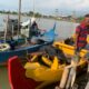 Abdul Haris, nelayan kerang hijau, saat memanasi mesin perahu miliknya di dermaga Tambakrejo. Jumat, 24 April 2026. (Yuni Esa Anugrah/beritajateng.tv)