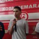 Pelaku prank DC pinjol, Fenando (tengah) saat klarifikasi di kantor Damkar Kota Semarang. Sabtu, 25 April 2026. (Yuni Esa Anugrah/beritajateng.tv)