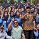 Menteri Perencanaan Pembangunan Nasional/ Kepala Bappenas, Rachmat Pambudy berfoto bersama karyawan PT Inti Sukses Garmindo usai acara pelepasan ekspor produk ke Amerika Serikat, di perusahaan setempat, Rabu, 29 April 2026. (Bowo Pribadi/beritajateng.tv)