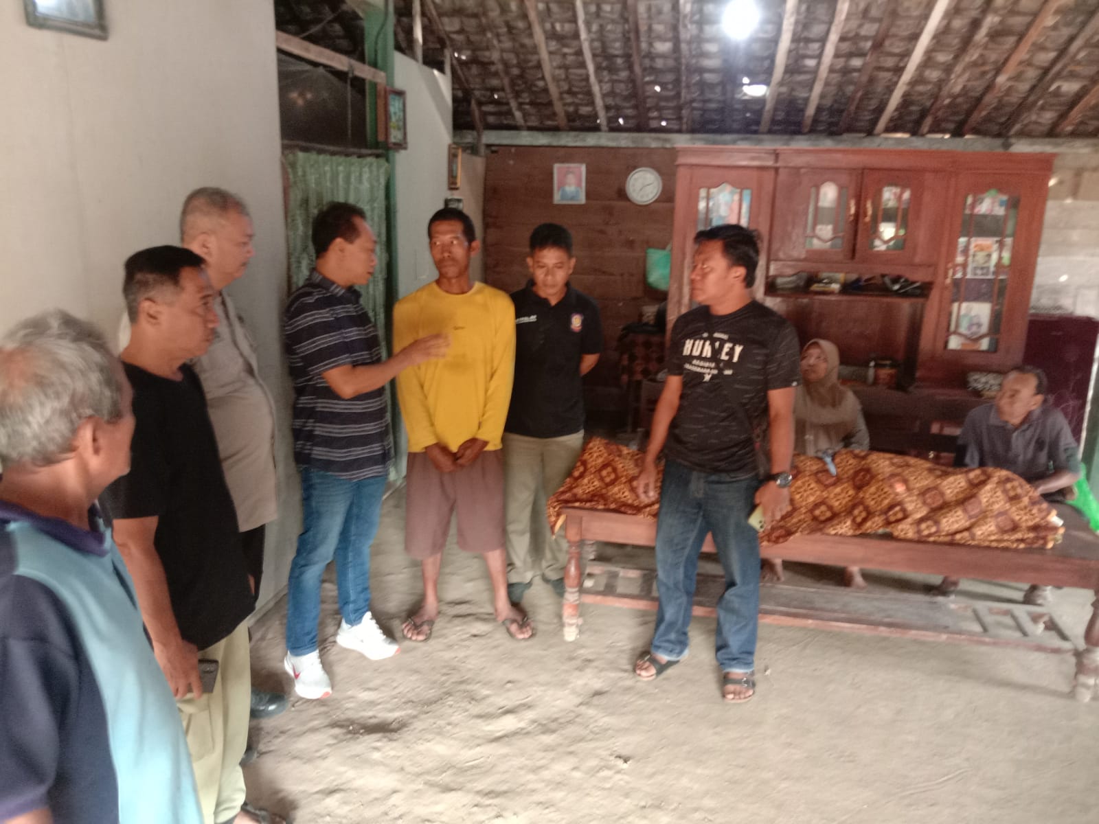 Petugas memeriksa korban bunuh diri di Blora, Jawa Tengah, Kamis 20 April 2026. (Heri/beritajateng.tv)
