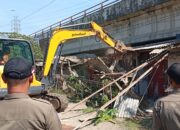 Satpol PP Semarang Bongkar 30 Bangunan Liar di Bawah Fly Over Yos Sudarso