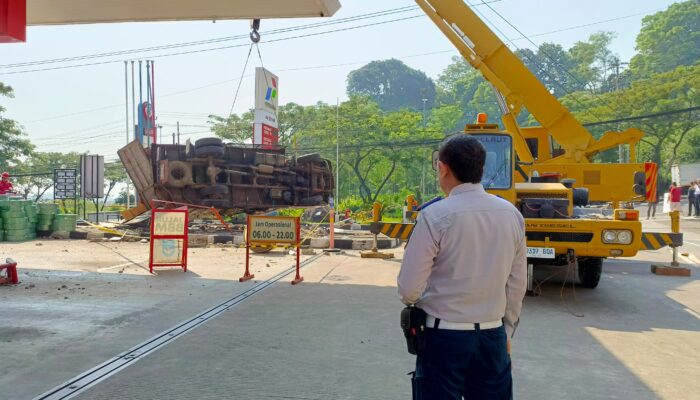Truk box paket ekspedisi bernopol AE 8434 BA itu tak kuat menanjak di Silayur hingga akhirnya mundur dan menyeberang pembatas jalan sehingga masuk ke SPBU Silayur.