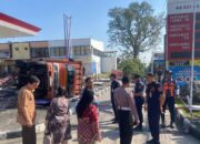 Tak Kuat Nanjak Silayur, Truk Box Ekspedisi Keluar Jalur dan Tabrak SPBU Hingga Terguling