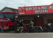 Gara-gara Sopir Batuk, Bus Trans Jateng Banting Setir Seruduk Warung Bakso “Brutal” di Grobogan