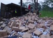 Alami Rem Blong, Truk Colt Diesel Muatan Susu Kaleng Terguling di Simpang Salib Putih Salatiga