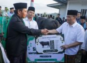 Gubernur Jateng Salat Iduladha Bareng Warga Huntara Tegal, Serahkan Sapi Kurban 906 Kg