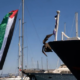 Para aktivis menyiapkan bendera Palestina