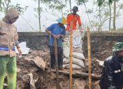 Relawan SIBAT Tangani Tanggul Jebol Sungai Legi, Belasan Rumah Terdampak di Banyubiru