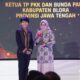 Bunda PAUD Blora Hj, Ainia Sahalicah (kanan) menerima penghargaan Indonesia Leading Women Awards 2026. (